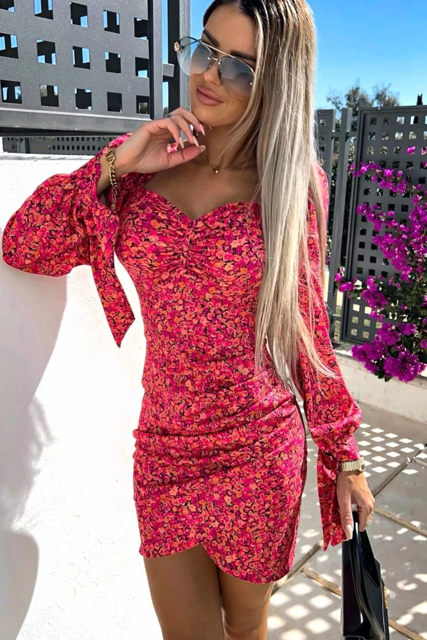 Abito estivo arancione fucsia a fantasia floreale con maniche lunghe e polsini allacciati