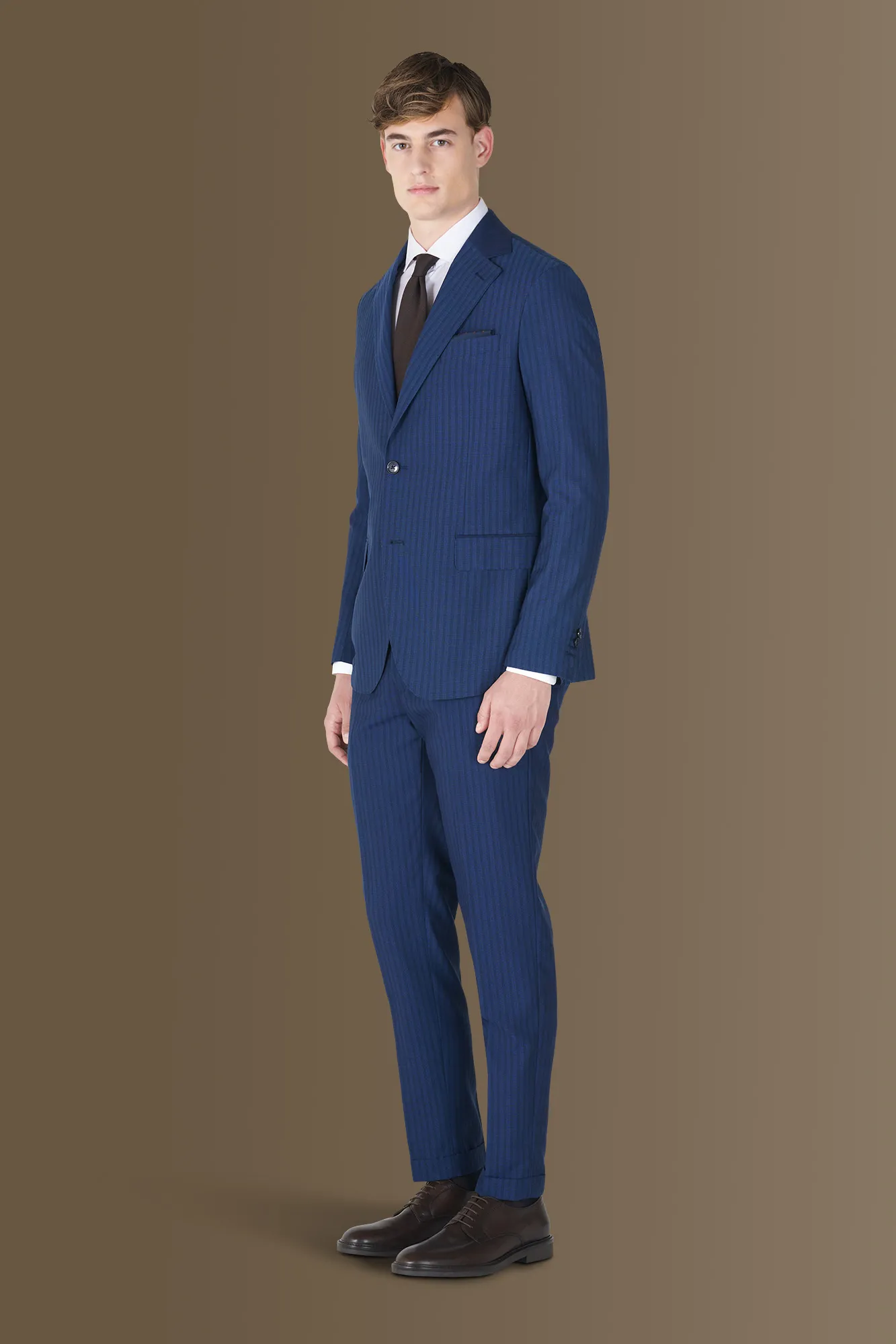 Abito monopetto uomo d'ispirazione vintage e pantalone con risvolto