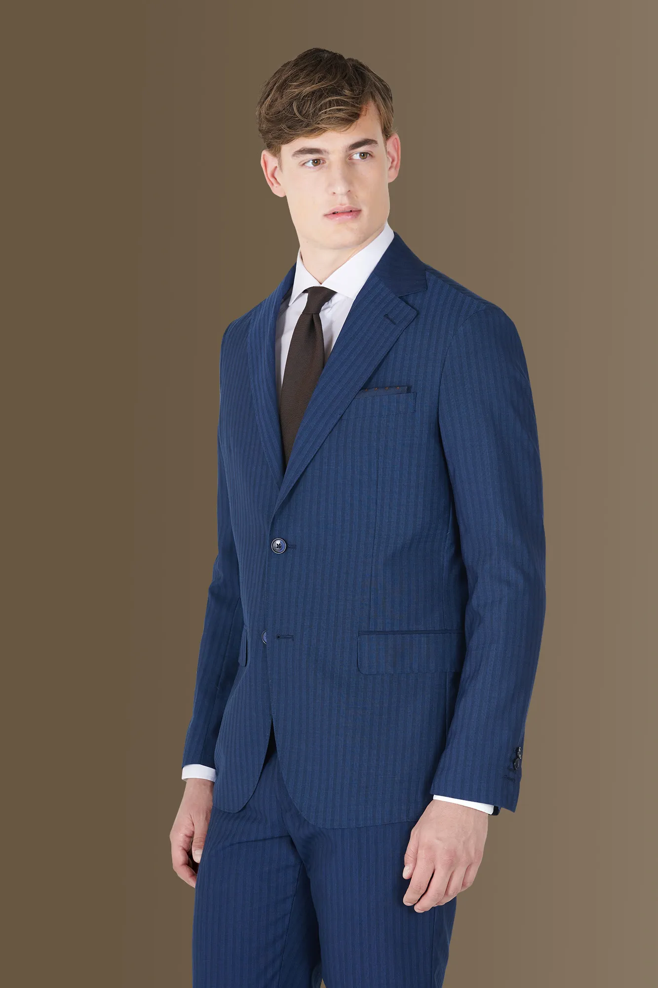 Abito monopetto uomo d'ispirazione vintage e pantalone con risvolto