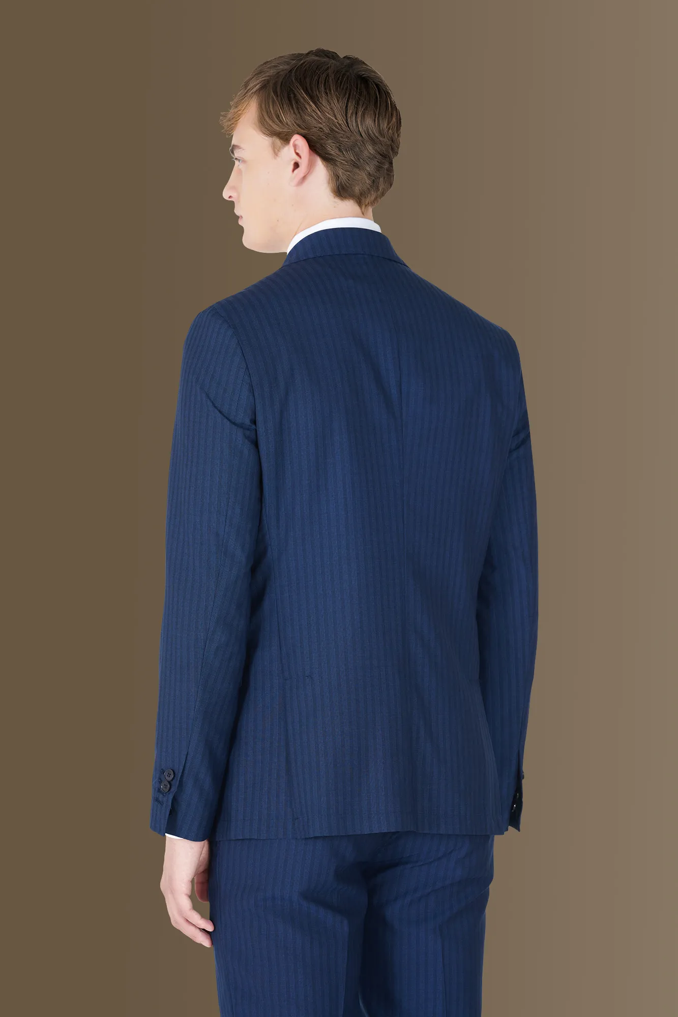 Abito monopetto uomo d'ispirazione vintage e pantalone con risvolto
