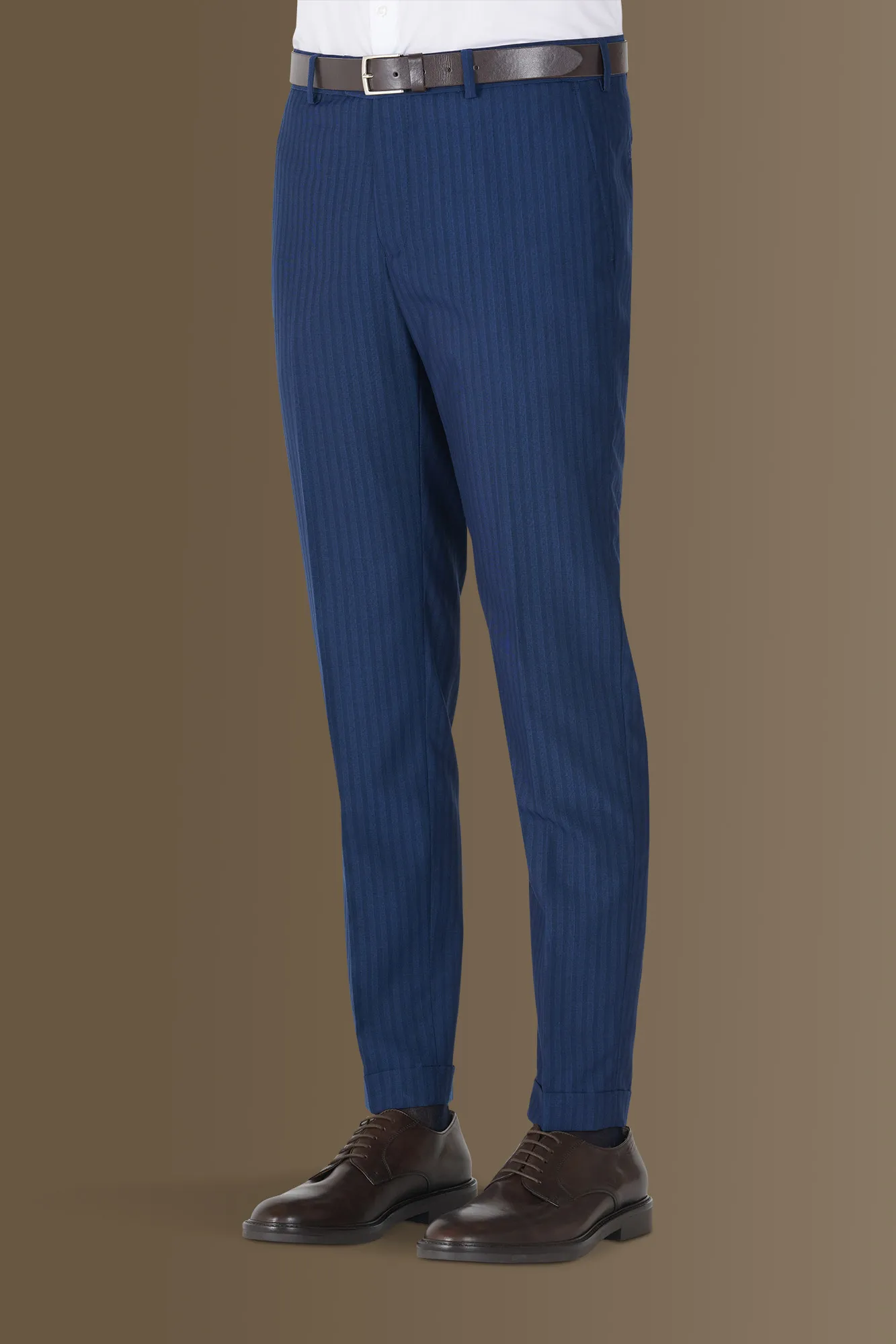 Abito monopetto uomo d'ispirazione vintage e pantalone con risvolto