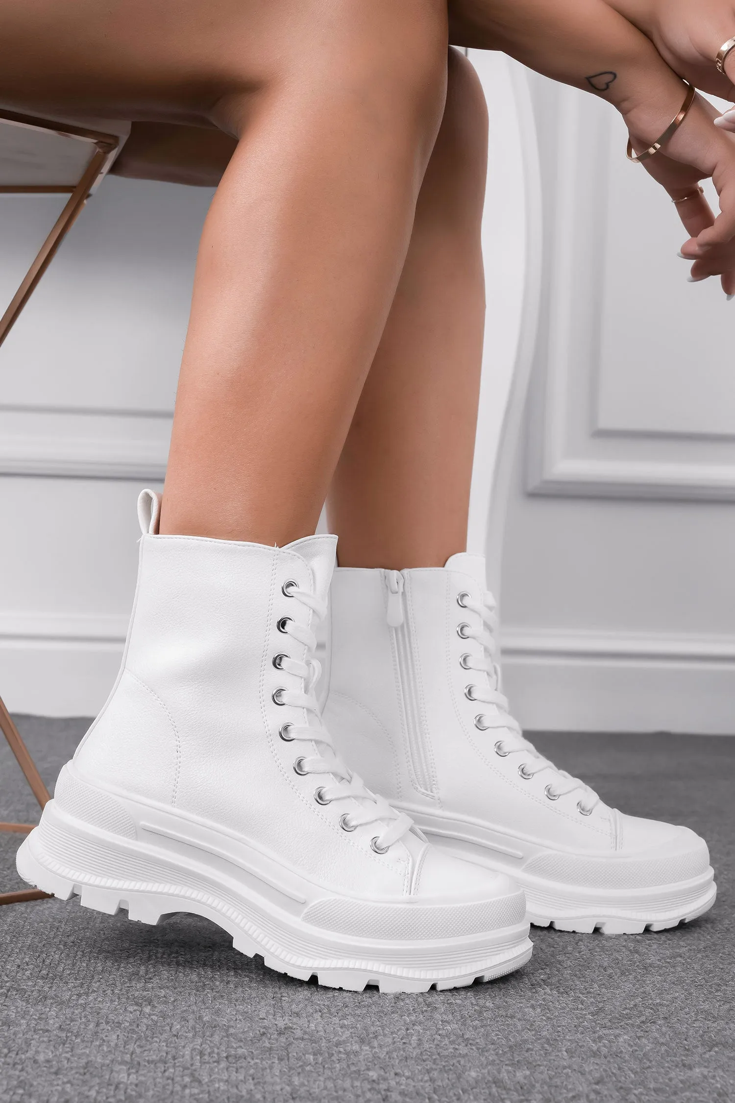 Anfibi sneakers bianchi con suola alta