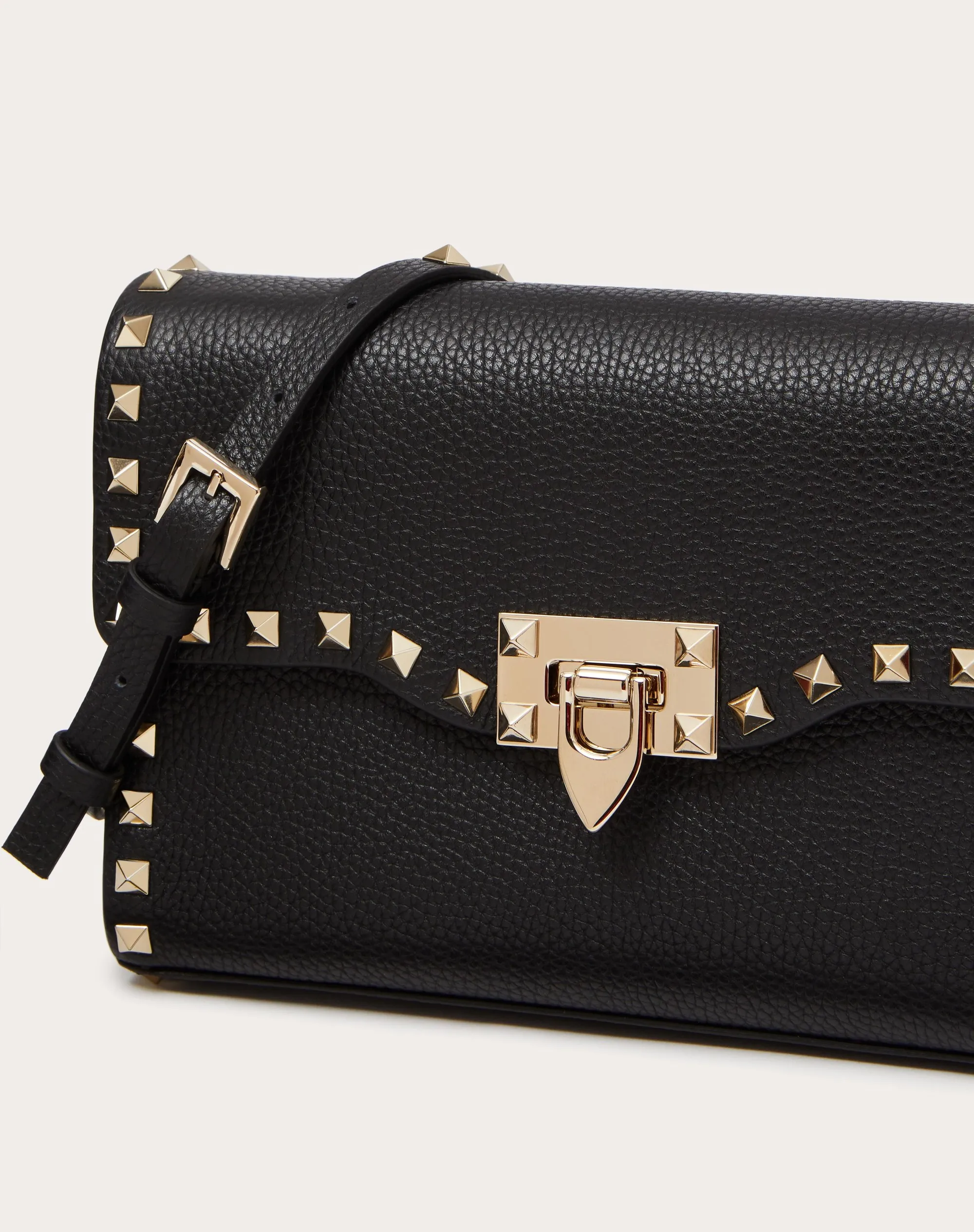 BORSA PICCOLA A TRACOLLA ROCKSTUD IN VITELLO GRANATO