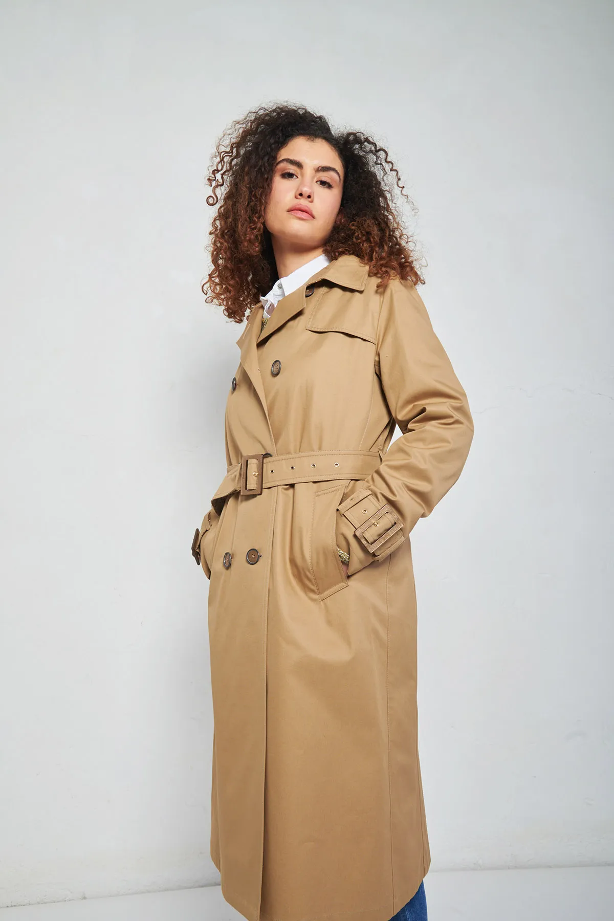 HERNO Trench doppiopetto con cintura reversibile logata.