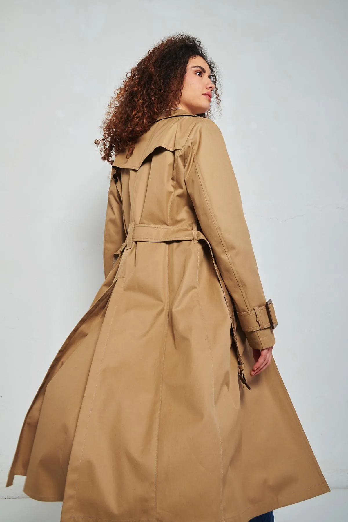 HERNO Trench doppiopetto con cintura reversibile logata.