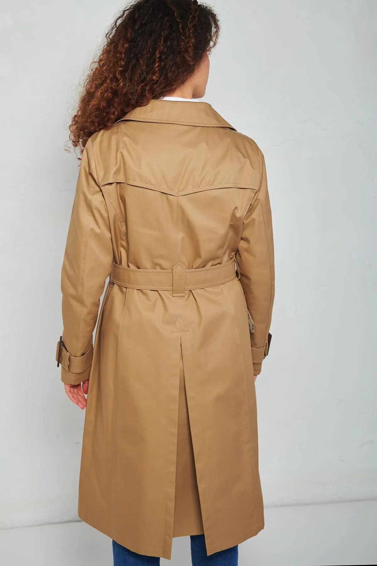 HERNO Trench doppiopetto con cintura reversibile logata.