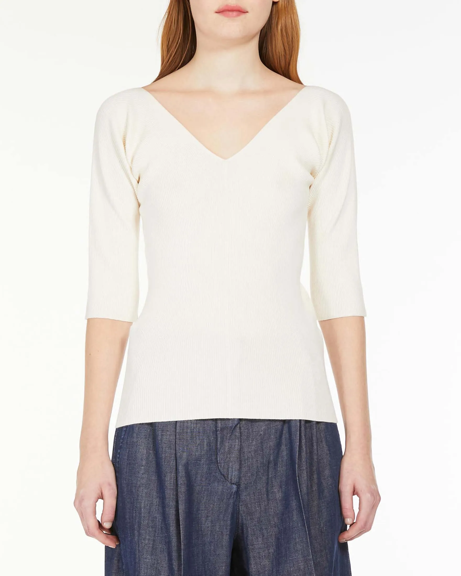 Maglia color avorio aderente in viscosa a costine con scollo a V fronte e retro e maniche al gomito