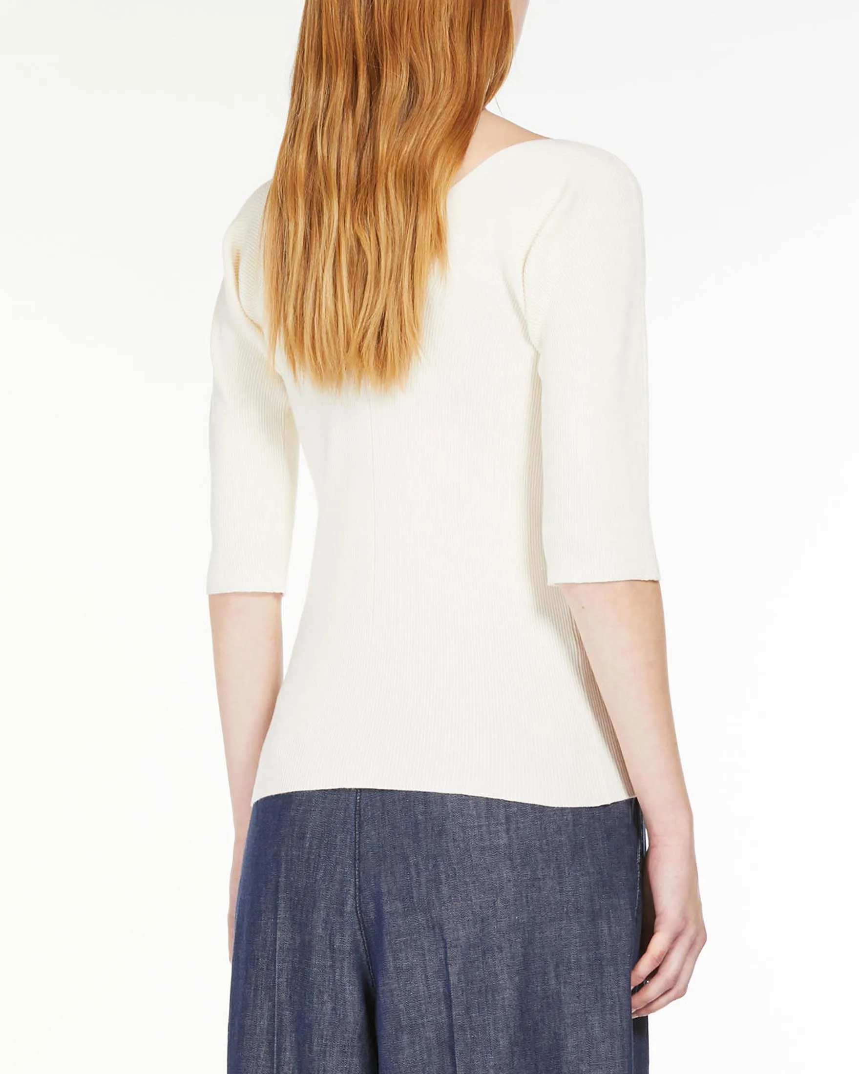 Maglia color avorio aderente in viscosa a costine con scollo a V fronte e retro e maniche al gomito
