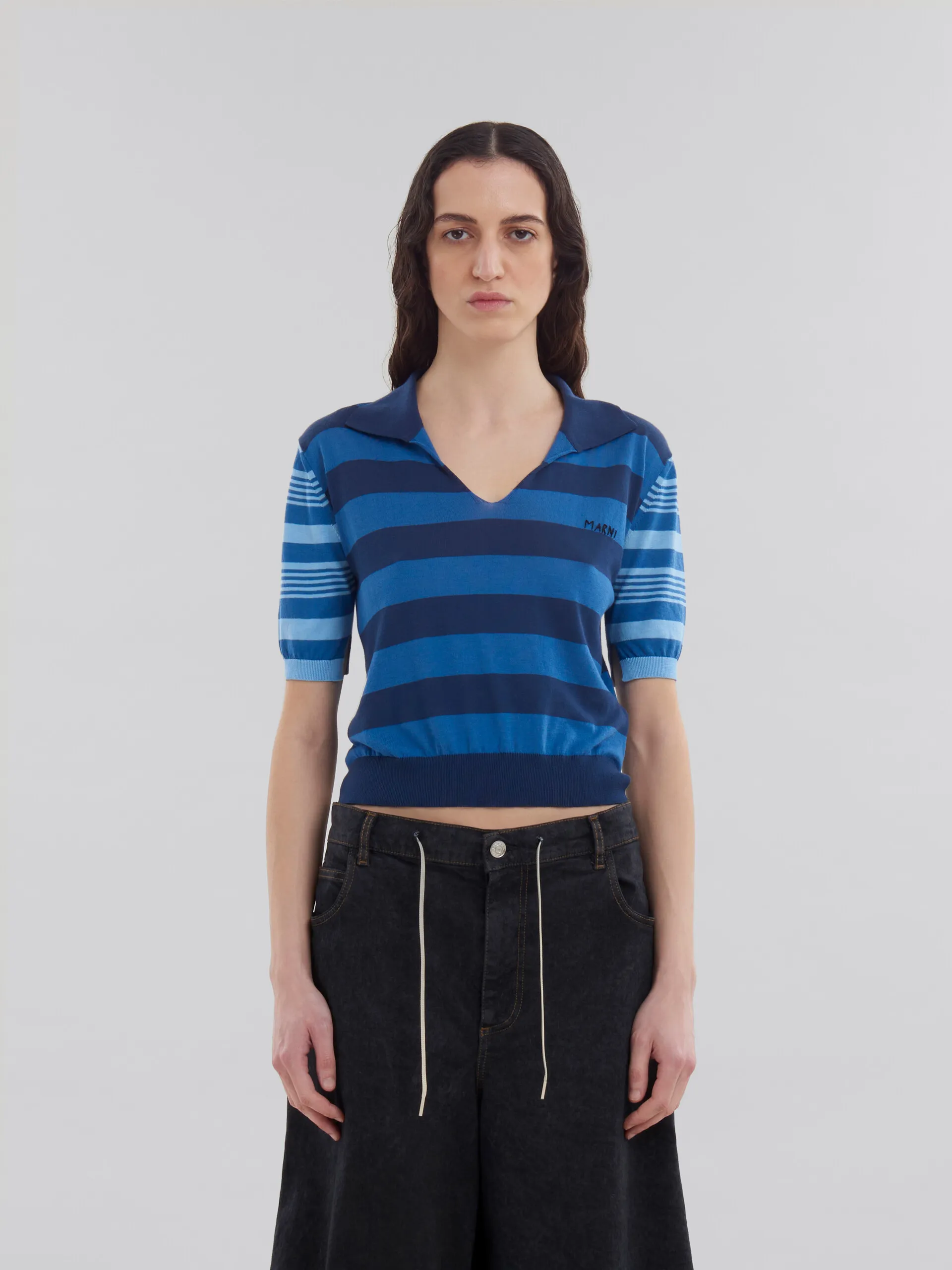 Maglione a maniche corte in cotone leggero con righe a contrasto blu