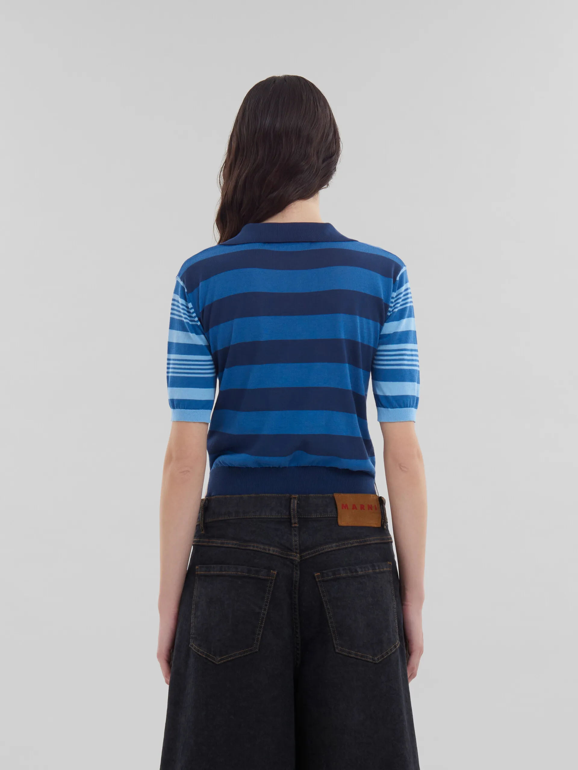 Maglione a maniche corte in cotone leggero con righe a contrasto blu