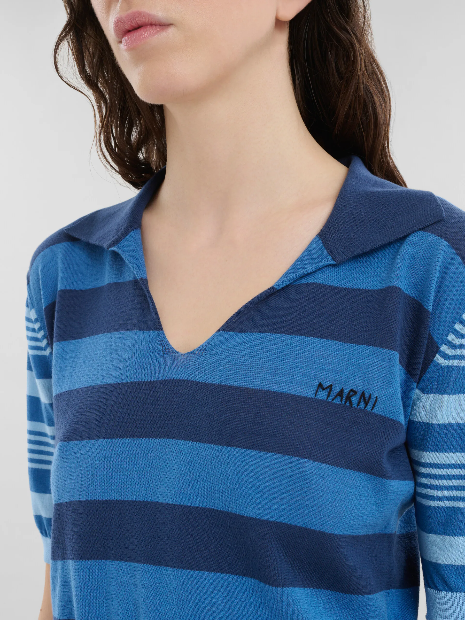 Maglione a maniche corte in cotone leggero con righe a contrasto blu