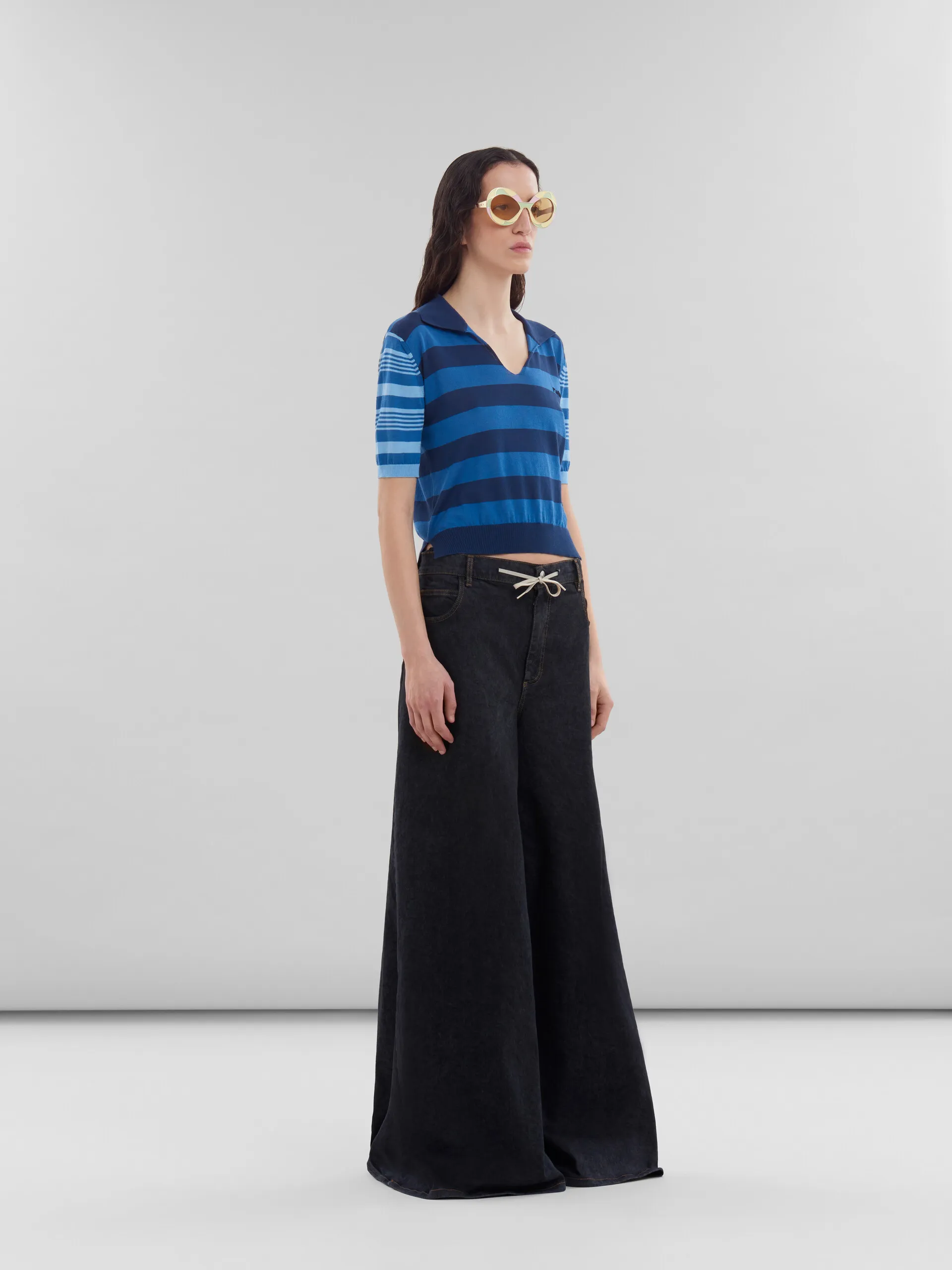 Maglione a maniche corte in cotone leggero con righe a contrasto blu