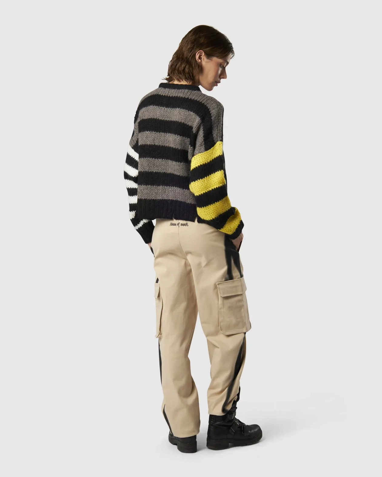 MAGLIONE CON STRISCE IRREGOLARI LOGO STAMPATO E FIAMME
