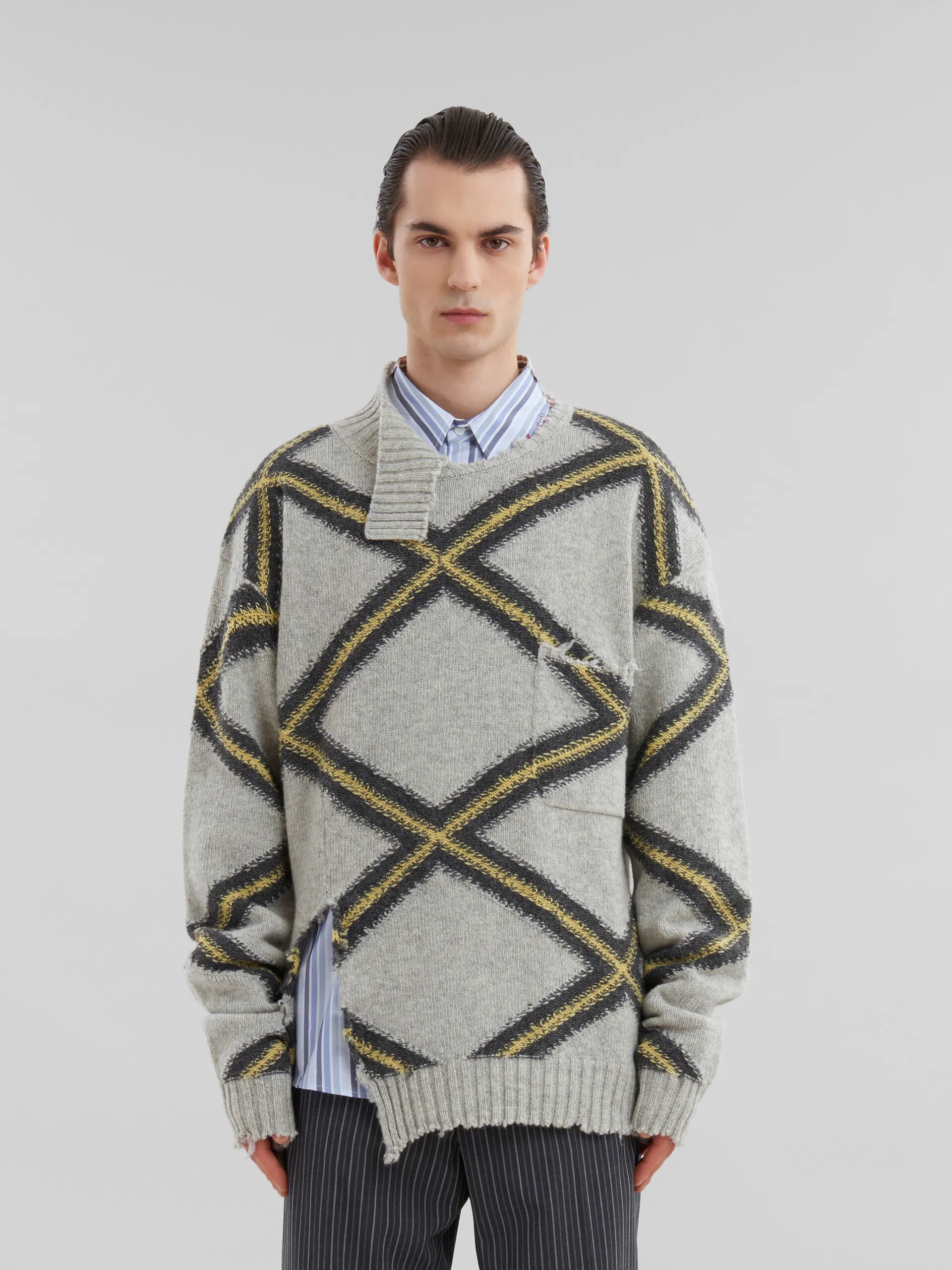 Maglione in ritagli di lana grigia con motivo a rombi