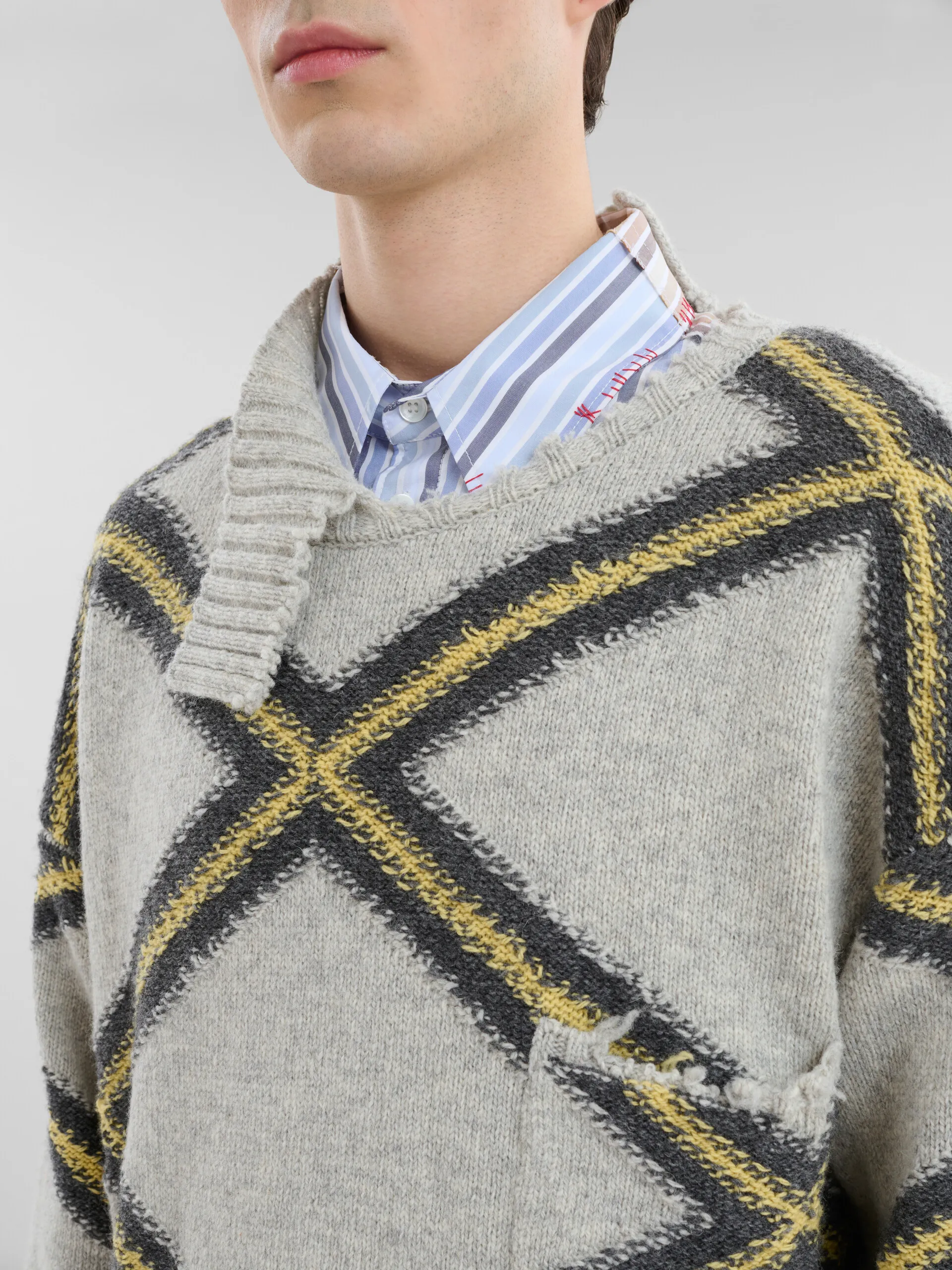 Maglione in ritagli di lana grigia con motivo a rombi
