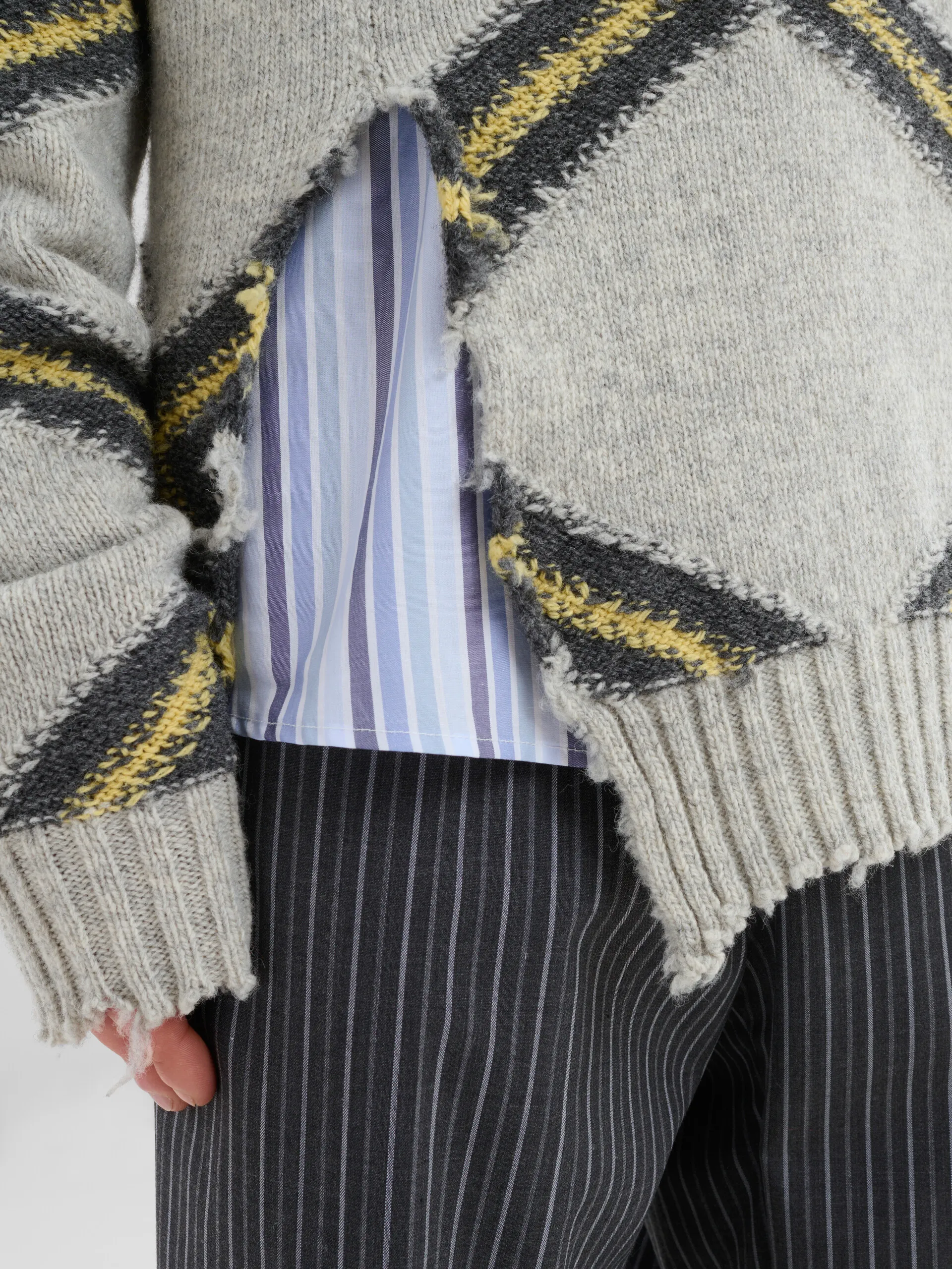 Maglione in ritagli di lana grigia con motivo a rombi