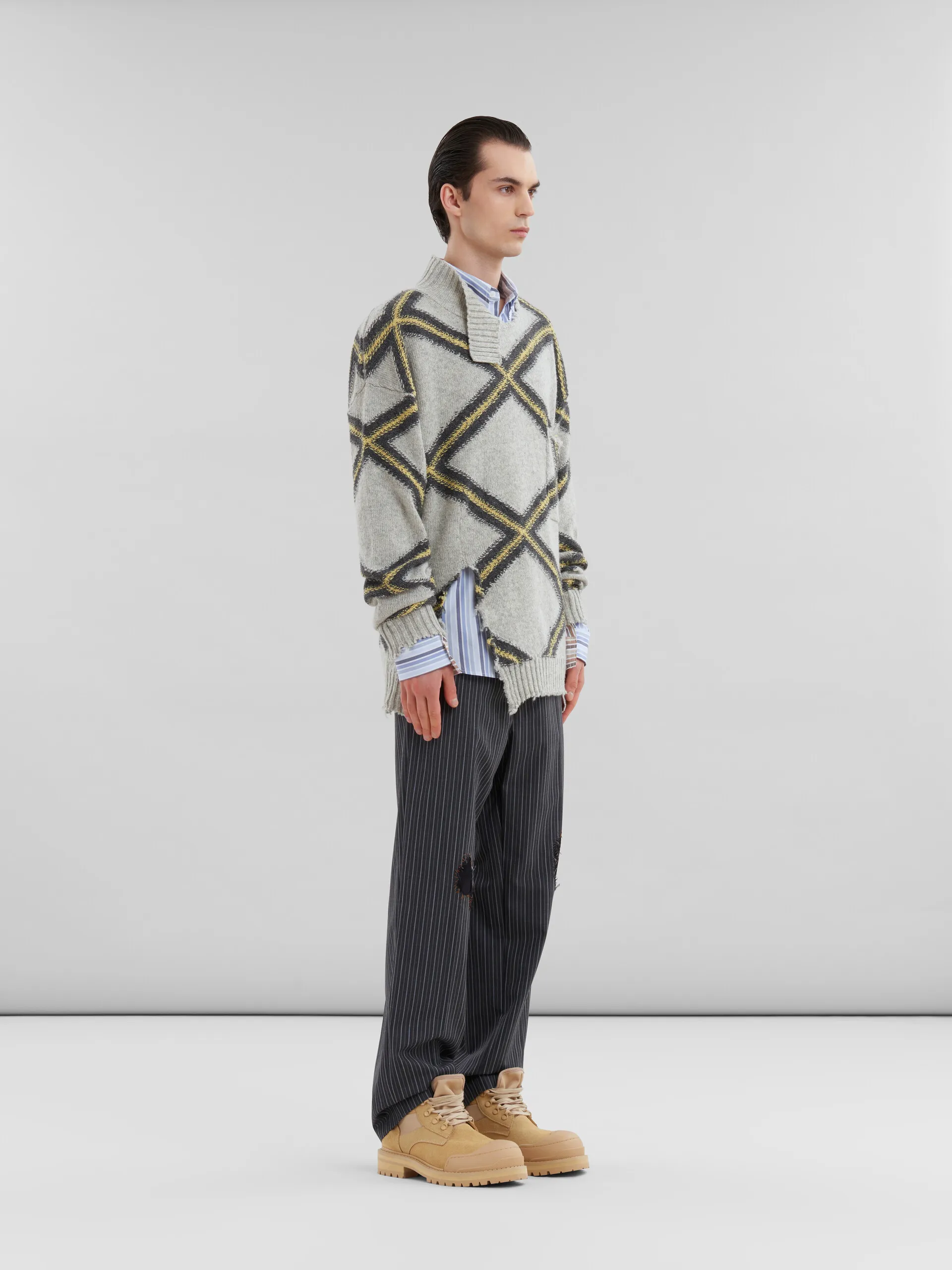 Maglione in ritagli di lana grigia con motivo a rombi