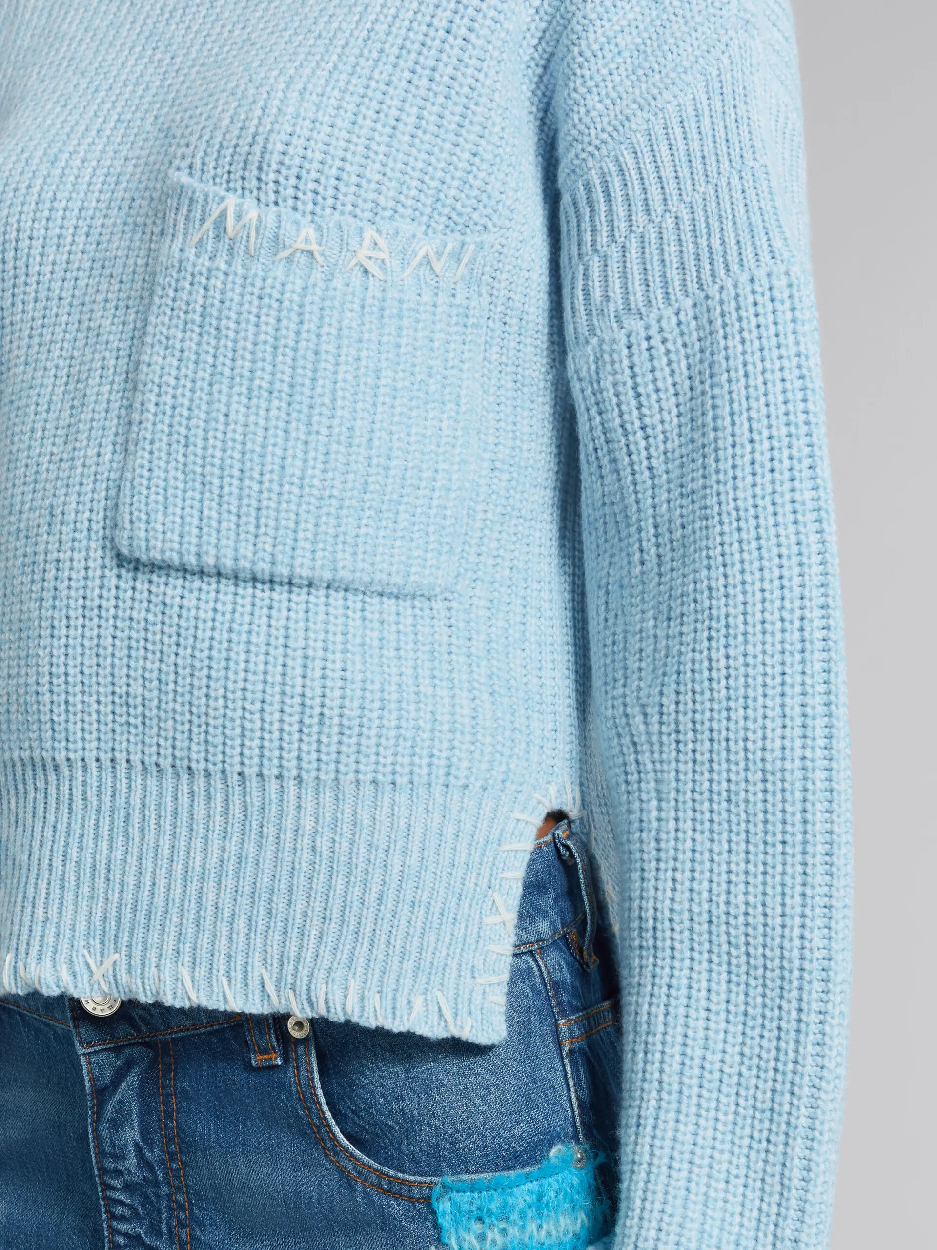 Maglione mouliné blu con impunture a contrasto