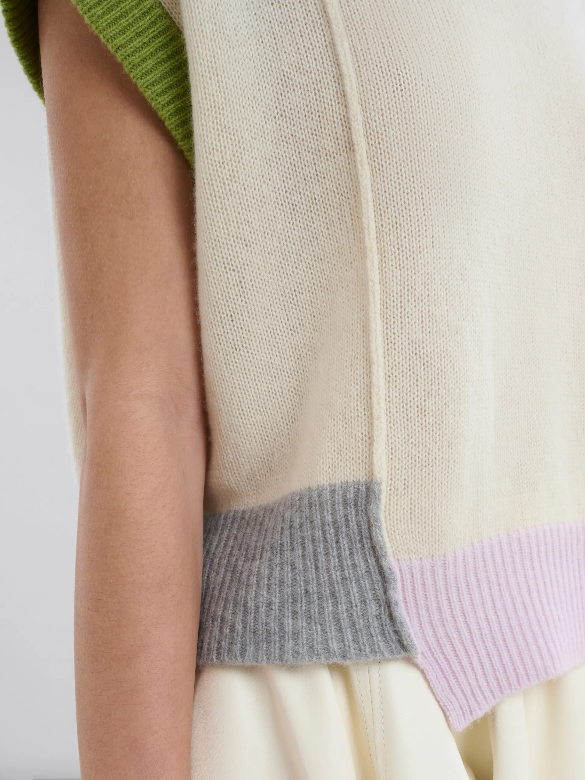 Maglione senza maniche in cashmere bianco color-block