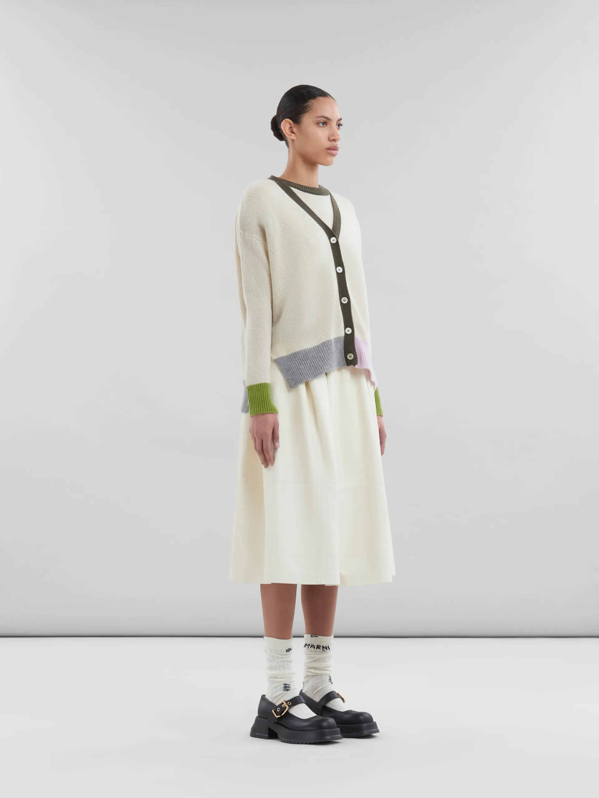 Maglione senza maniche in cashmere bianco color-block