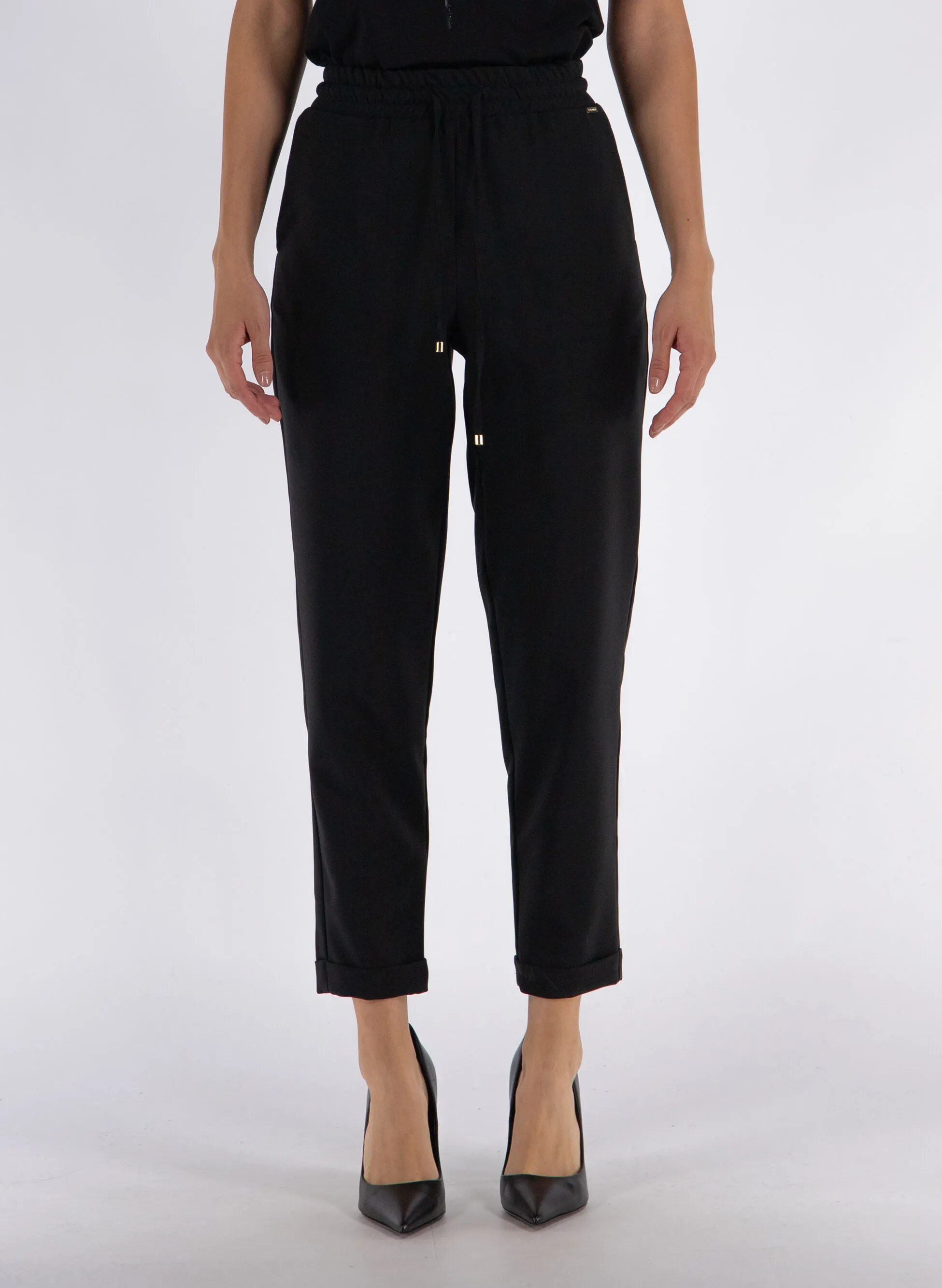 pantalone jogger con risvolto
