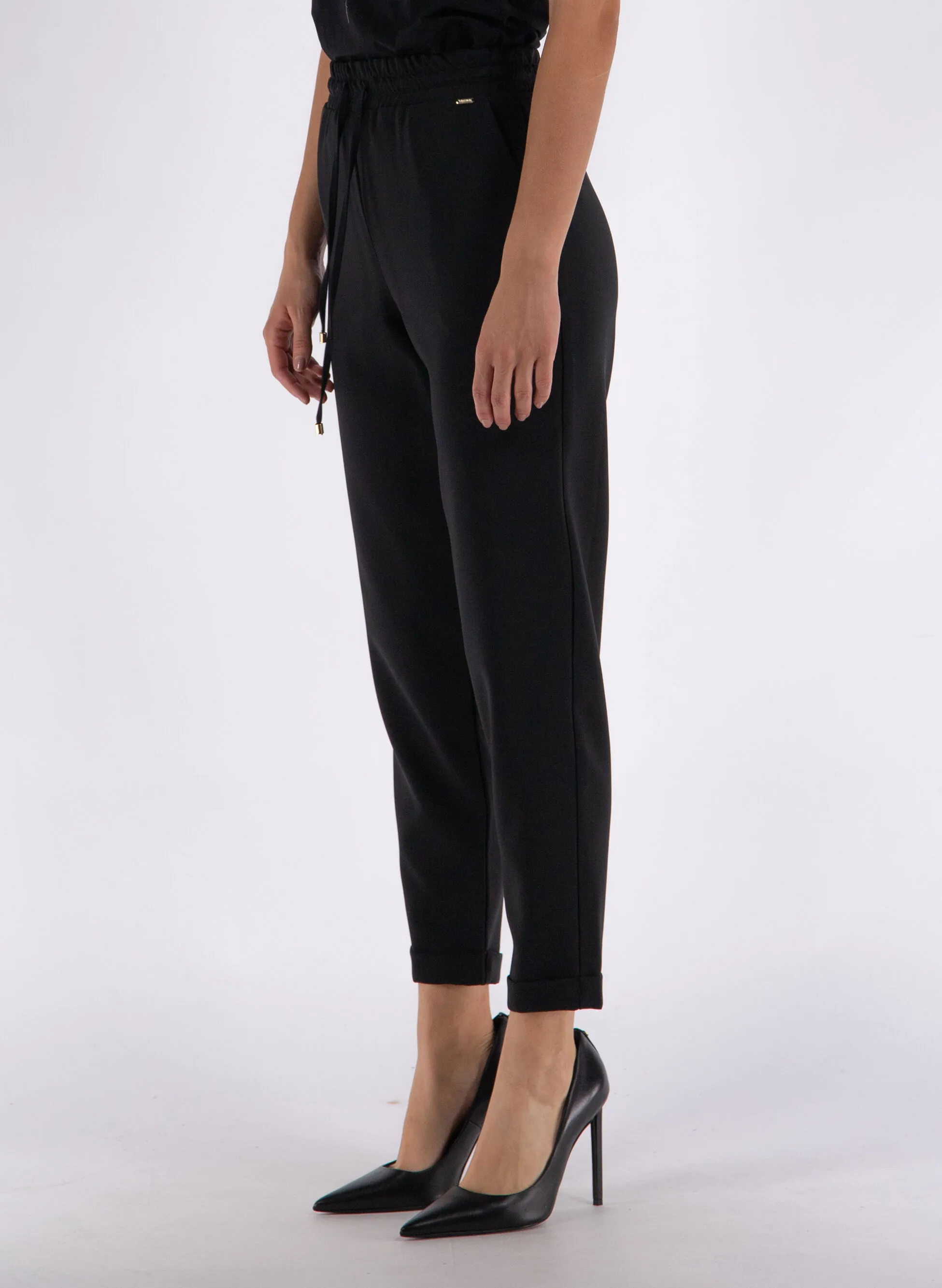 pantalone jogger con risvolto
