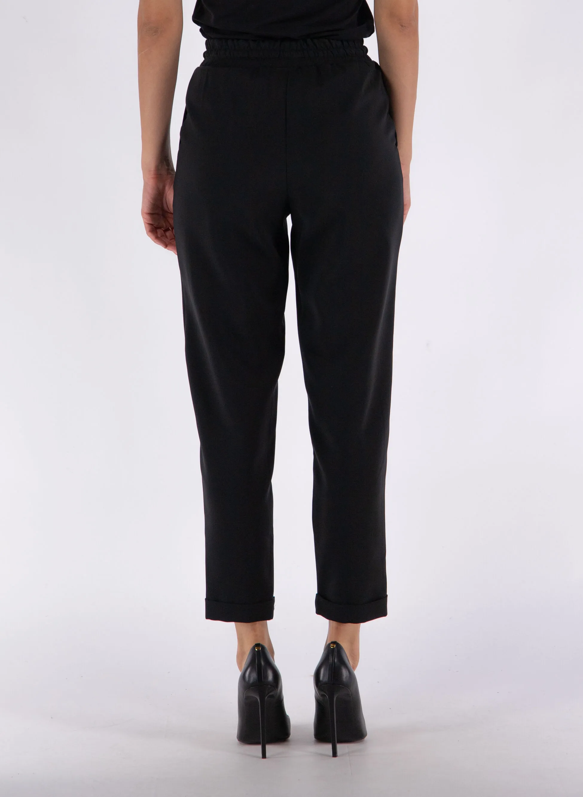 pantalone jogger con risvolto