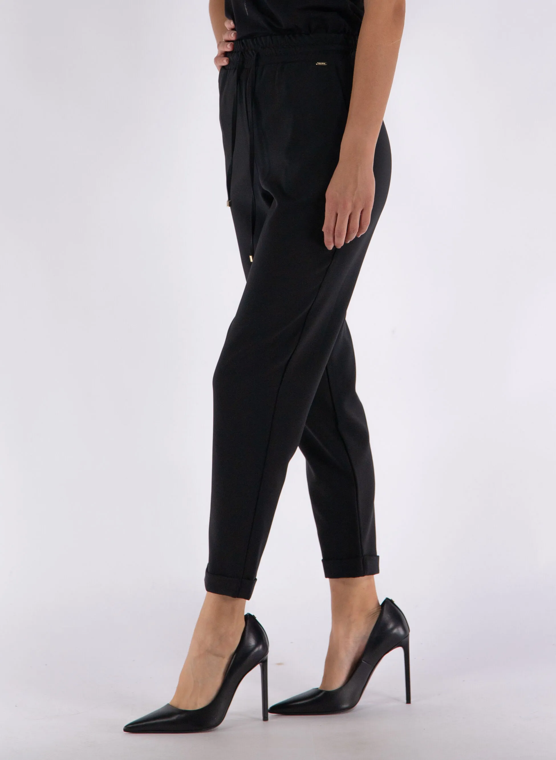 pantalone jogger con risvolto