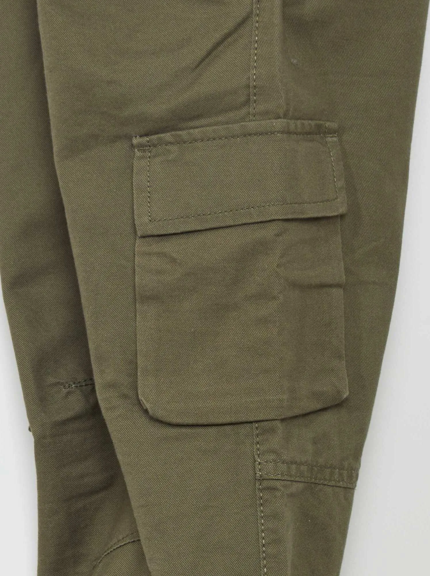 Pantaloni con tasche laterali - KAKI