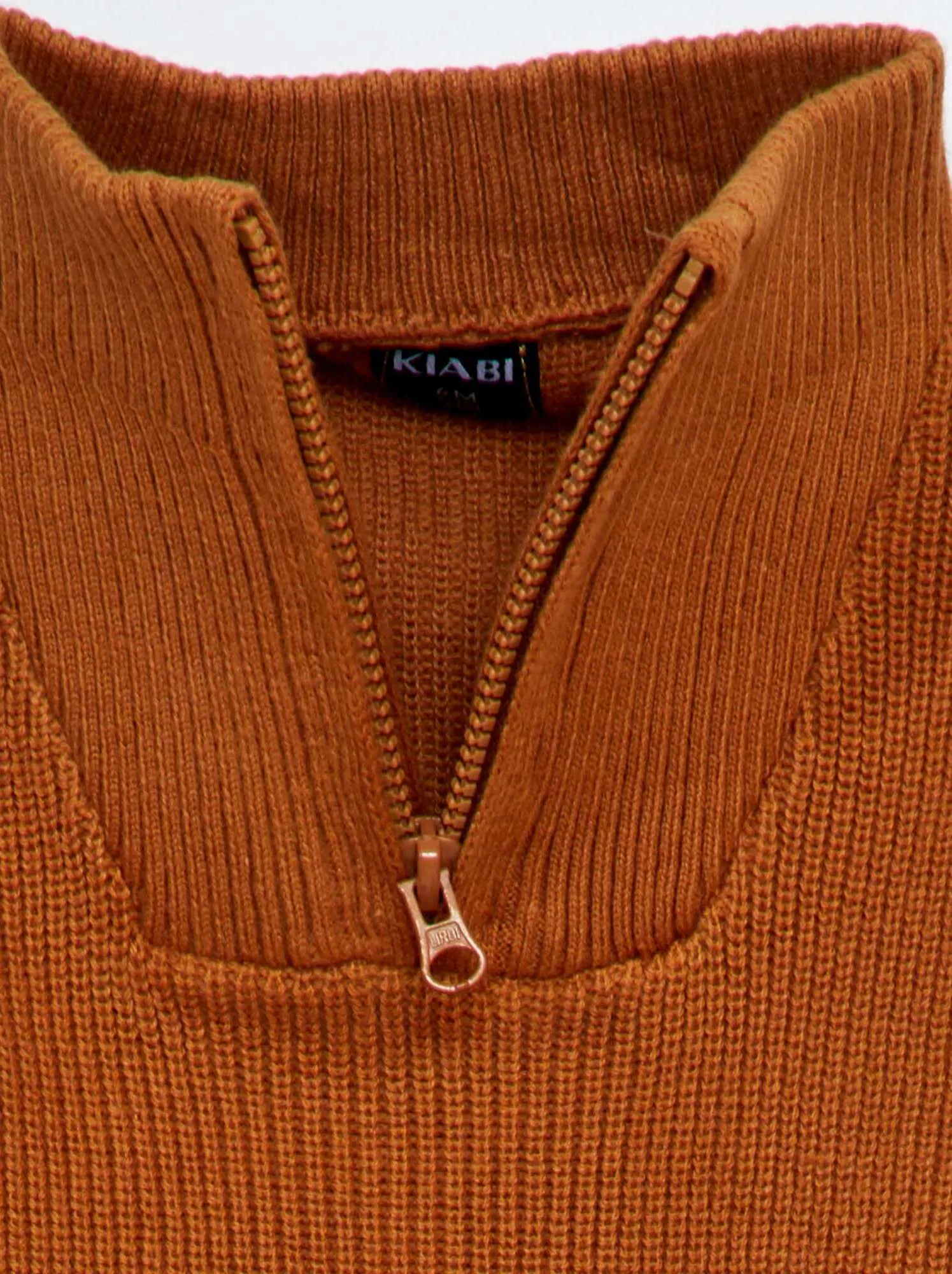 Pullover a collo alto in maglia a costa perlata - MARRONE