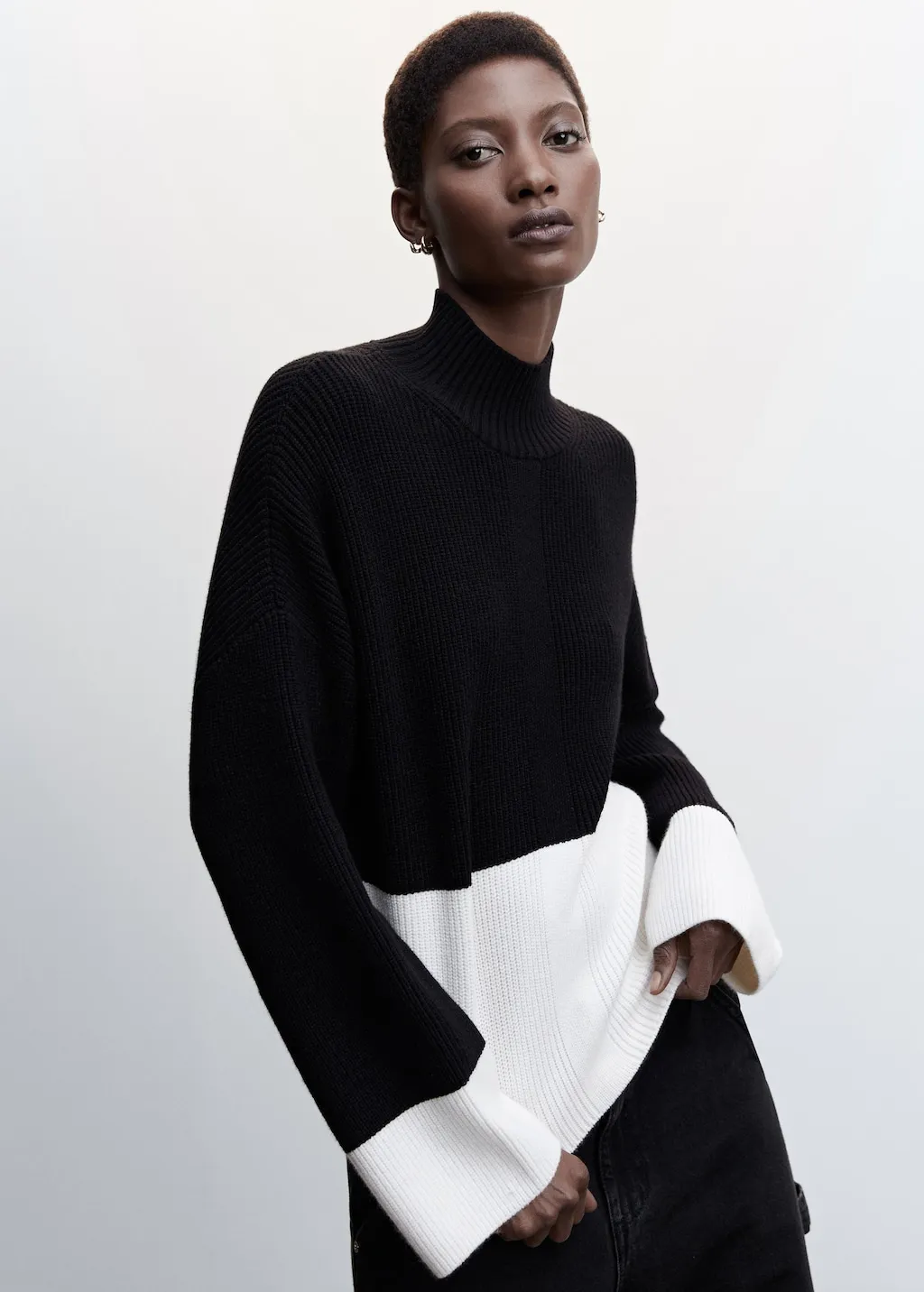 Pullover collo alto bicolore