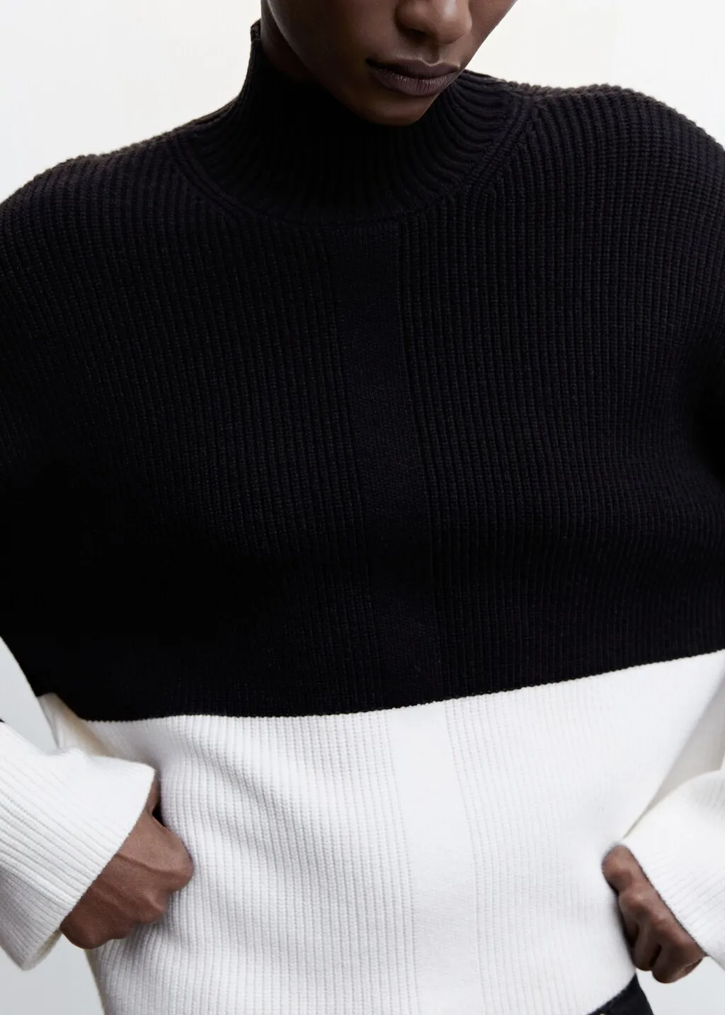 Pullover collo alto bicolore