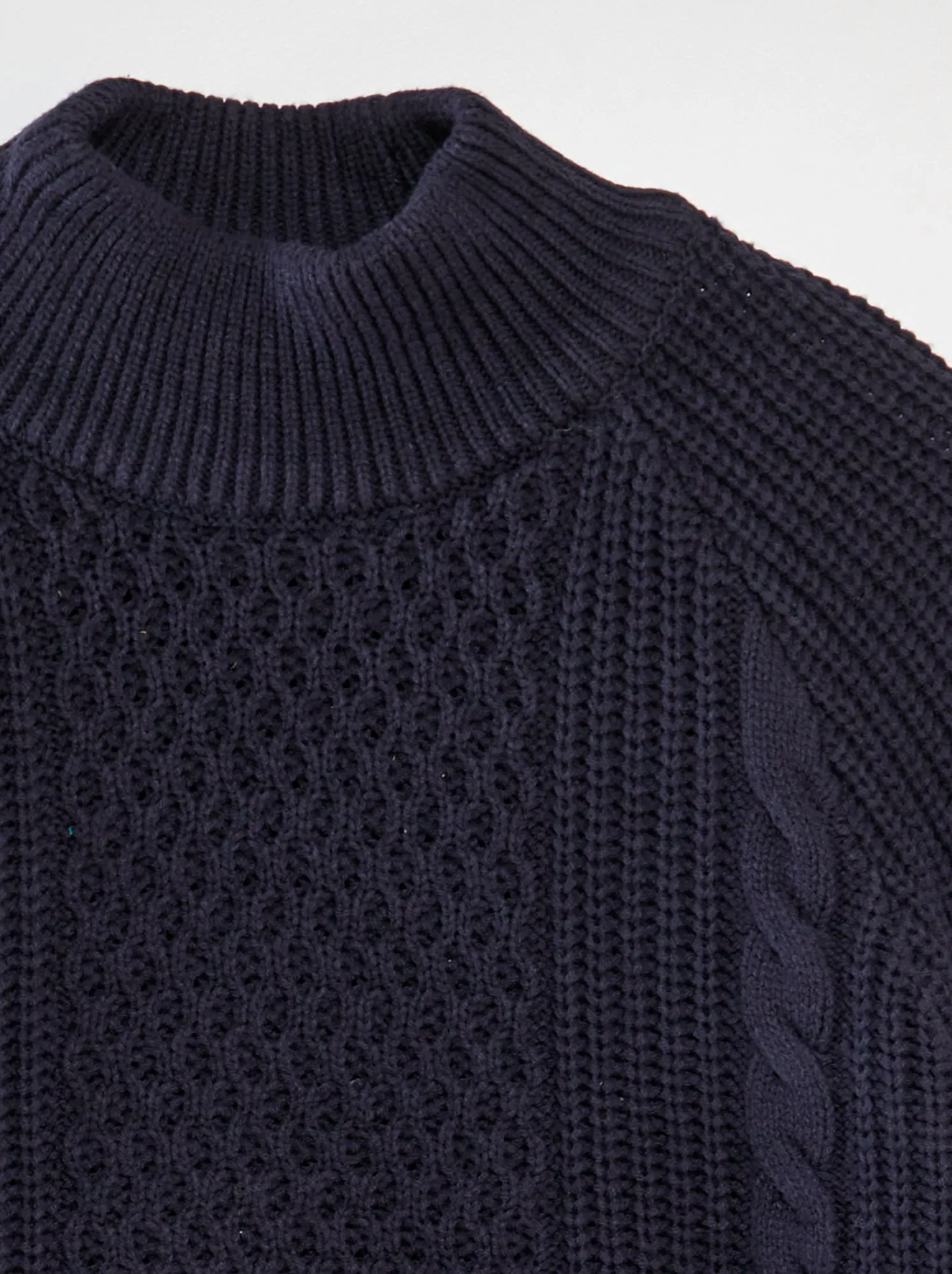 Pullover in maglia con lavorazione a trecce e collo alto - BLU