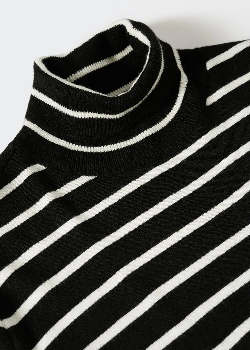 Pullover righe collo alto