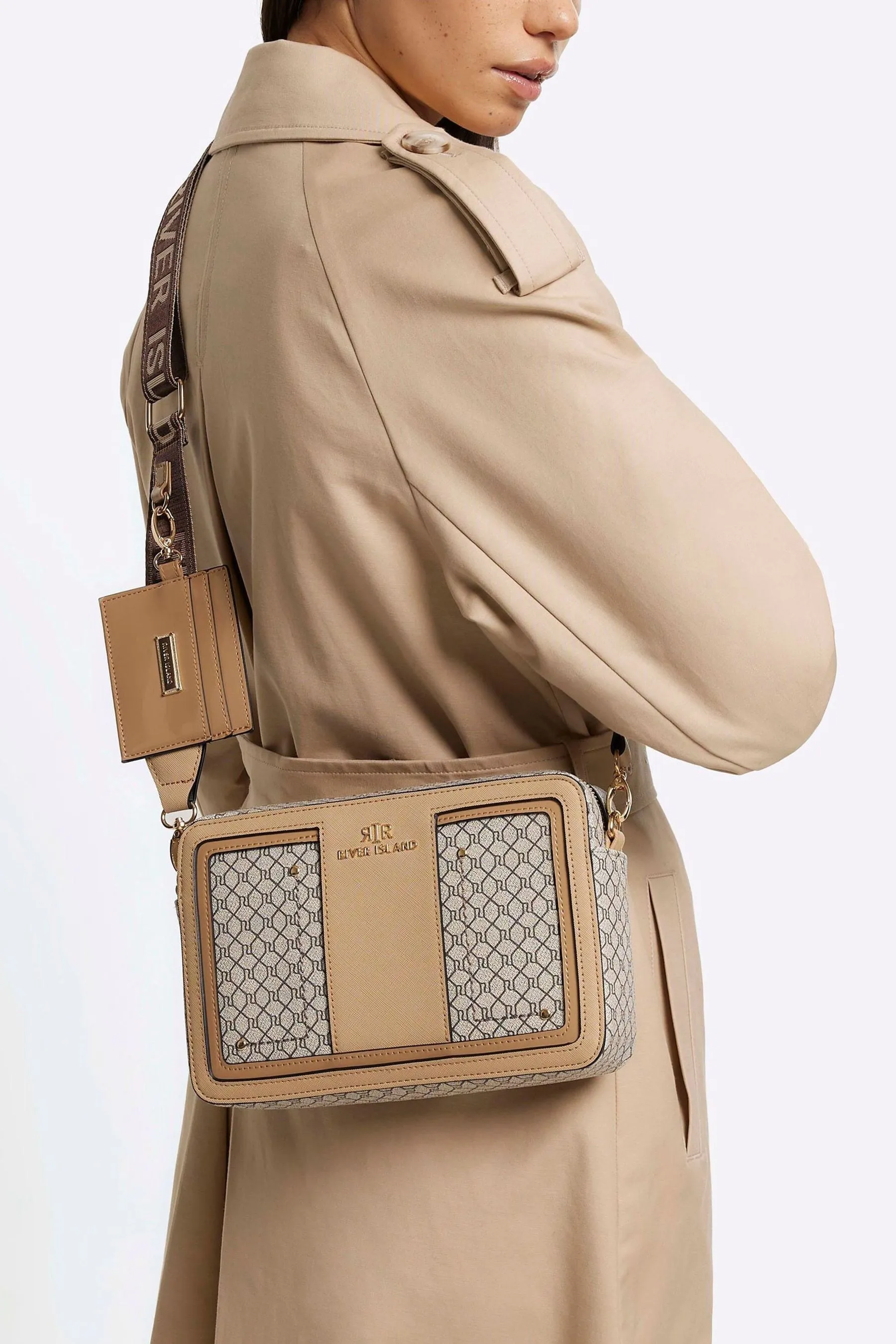 River Island - Borsa squadrata a tracolla con monogramma