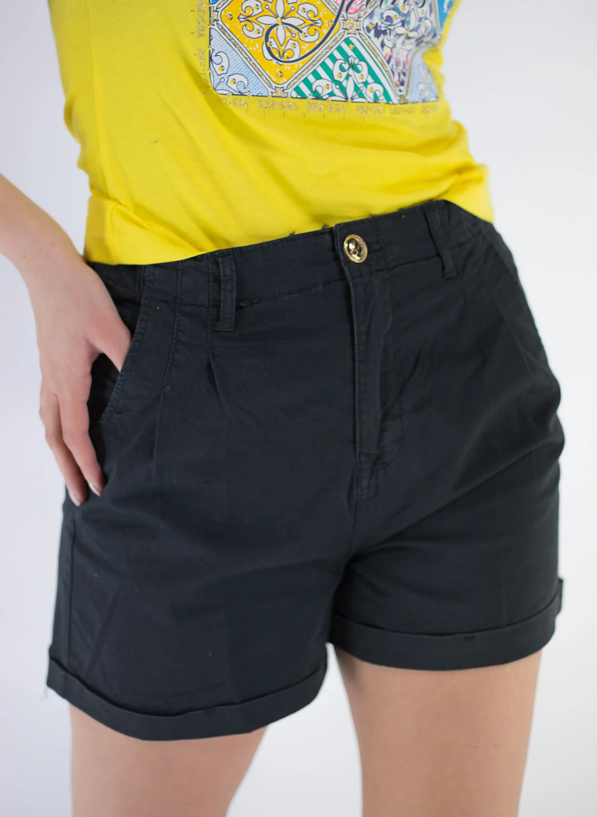 shorts stretch con risvolto