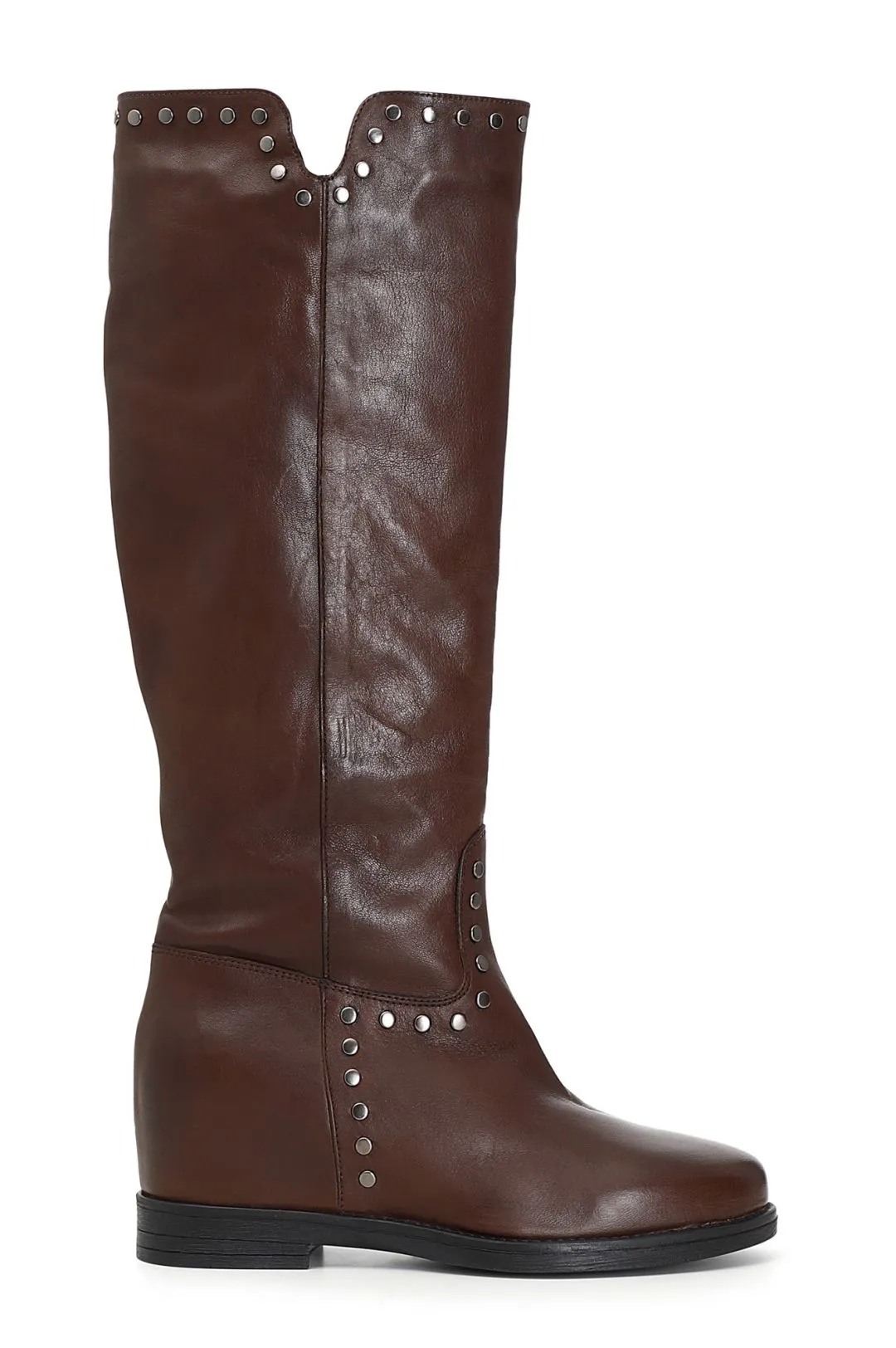 stivali alti in pelle vintage con borchie e zeppa interna