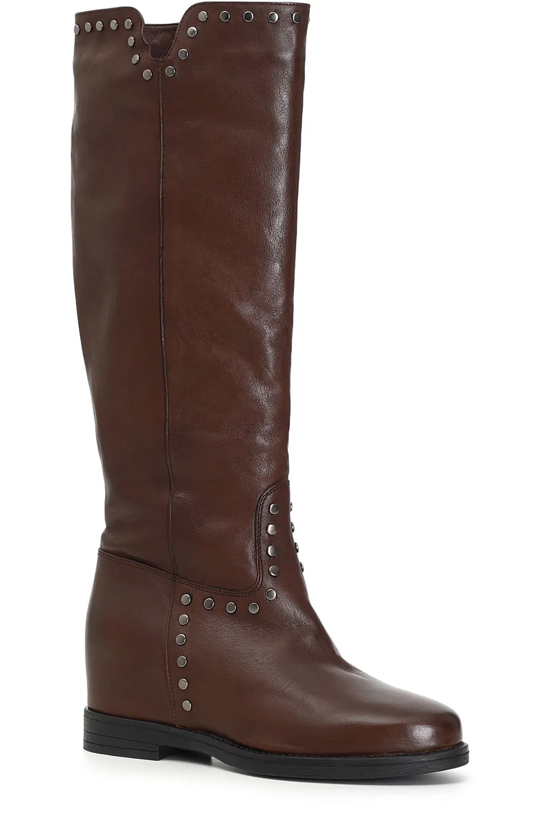 stivali alti in pelle vintage con borchie e zeppa interna