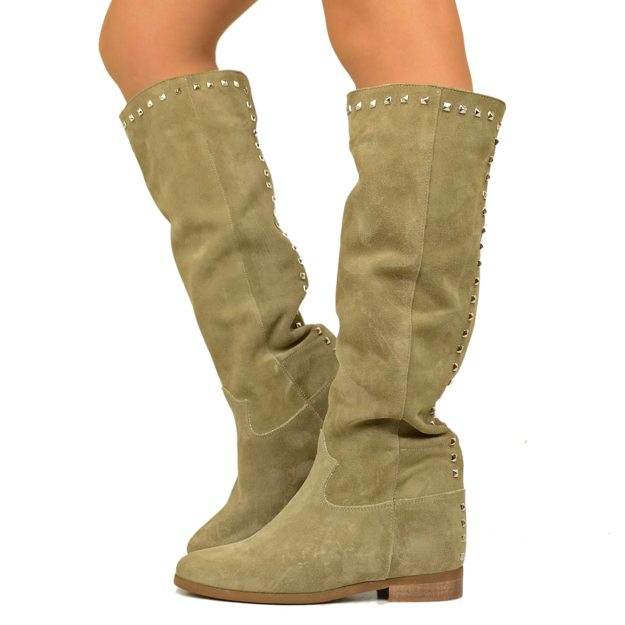 Stivali Donna con Zeppa Interna Taupe in Camoscio con Borchie