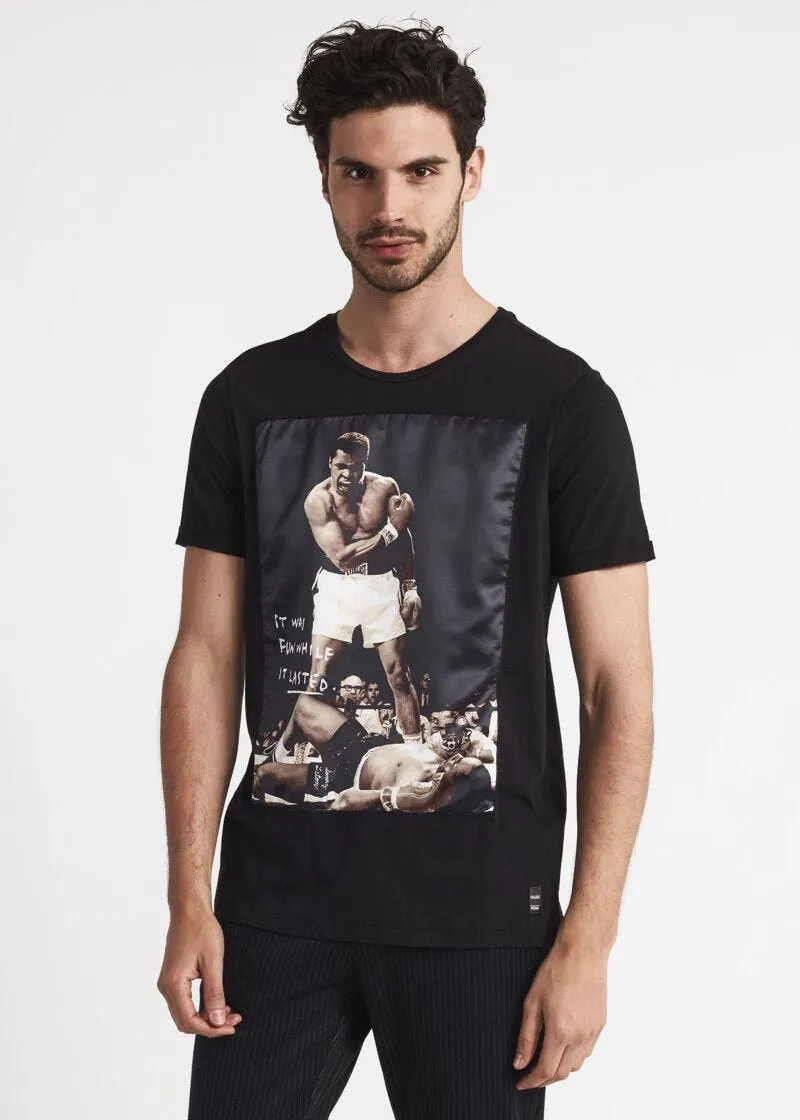T-shirt con patch stampato