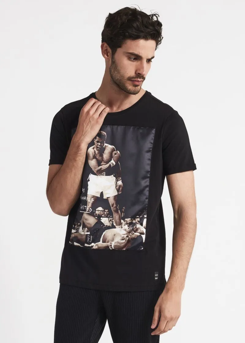 T-shirt con patch stampato
