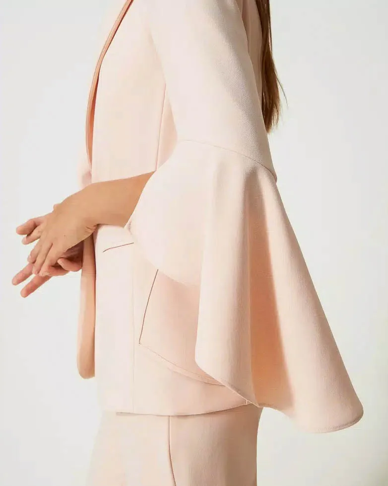 Tailleur rosa in cady con pantaloni palazzo e maniche a campana della giacca a un bottone