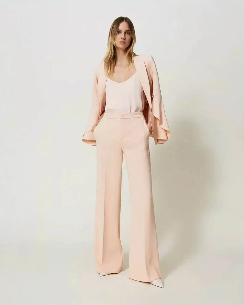 Tailleur rosa in cady con pantaloni palazzo e maniche a campana della giacca a un bottone