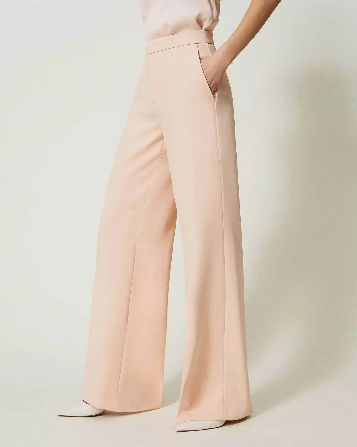 Tailleur rosa in cady con pantaloni palazzo e maniche a campana della giacca a un bottone
