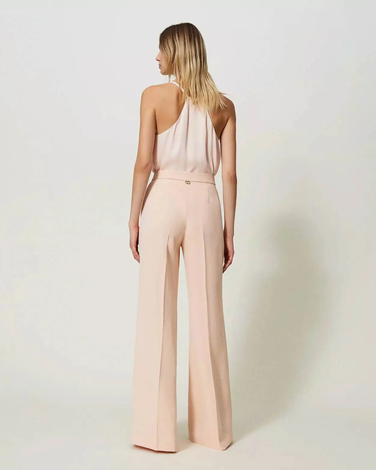 Tailleur rosa in cady con pantaloni palazzo e maniche a campana della giacca a un bottone