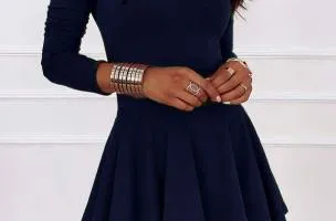 ​Abito elegante mini con scollo a V e volant K​yliana, blu scuro